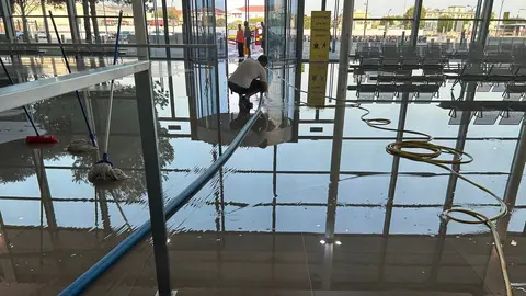 Una de las salas del aeropuerto, inundada por el agua 