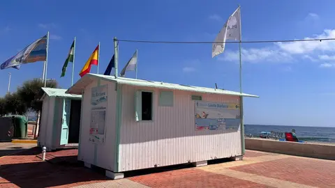 Uno de los módulos de atención de la playa de Santa Bárbara