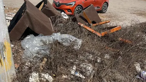 Algunas de las basuras que se acumulan en la zona