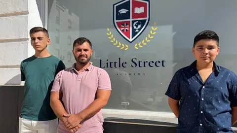 Manuel, Alejandro y Lucas (de izquierda a derecha), en la puerta de la academia linense 