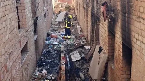 Un bombero actúa en la zona