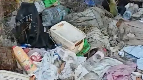 Algunas de las basuras acumuladas en la zona 