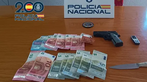 Algunos de los objetos y dinero que ha sido localizado por la Policía