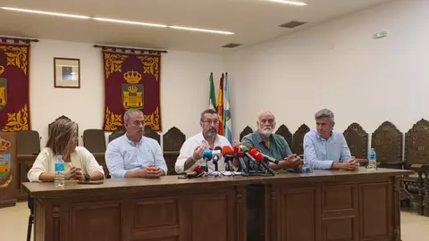 Franco, en el centro, junto a miembros de la corporación municipal en la rueda de prensa de este jueves