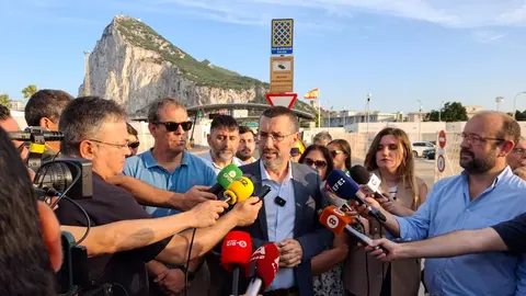 Franco atiende a la prensa delante de la frontera de Gibraltar el día que se anunció el acuerdo