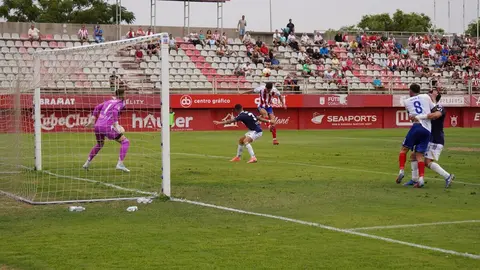 Gol anulado. Rastrojo cabecea al fondo de la red, pero el árbitro interpretó, tras consultar en el VAR, que hubo falta