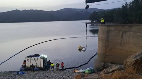 Las tareas de reflotamiento en pleno embalse de Guadarranque