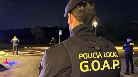 Agentes del GOAP de la Polic&iacute;a Local de Los Barrios durante un dispositivo de seguridad preventiva
