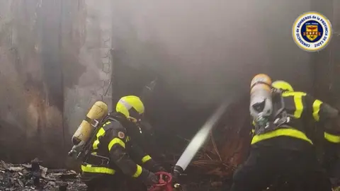 Bomberos trabajando en la extinci&oacute;n del fuego