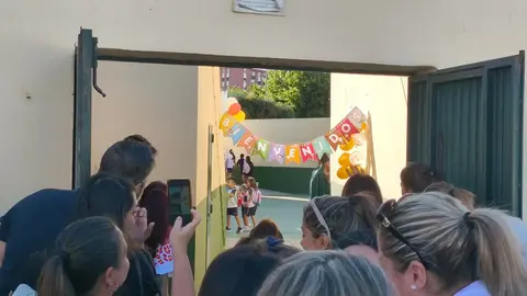 Familias despidi&eacute;ndose de sus peques