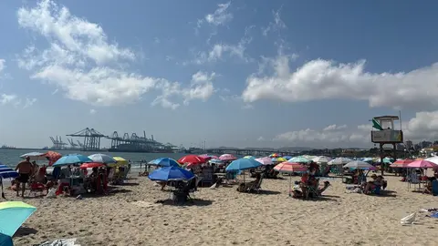 Usuarios disfrutando de una jornada de playa en El Rinconcillo