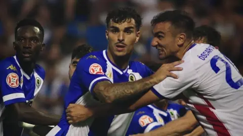 Castro defiende a Bolo durante el choque de este viernes. FOTO - Hércules CF