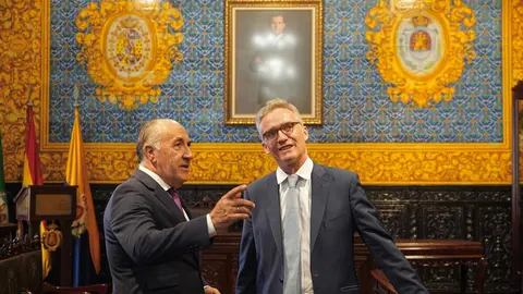 Landaluce detalla lo histórico del salón de plenos algecireño al embajador británico