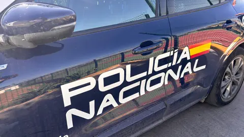 Imagen de recurso de un agente policial durante una intervenci&oacute;n relacionada con delitos tecnol&oacute;gicos en Algeciras
