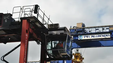 Un estibador, en la terminal TTI del puerto de Algeciras 
