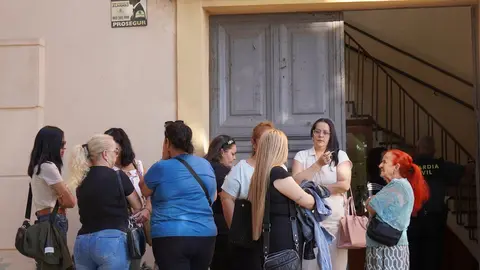 Familiares de los fallecidos, en la puerta de la Audiencia el pasado lunes
