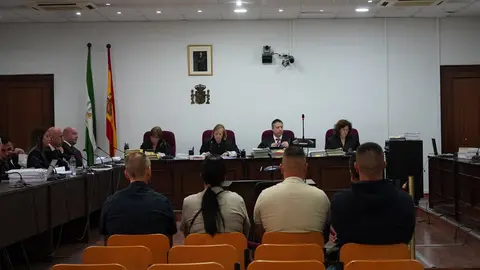 Cinco de los seis acusados, sentados en el juicio iniciado este lunes en Algeciras