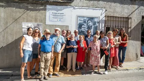 Participantes de esta iniciativa, junto al mural