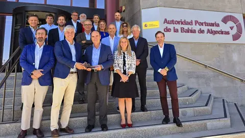 Responsables de Arce, en la entrada a la sede de la APBA