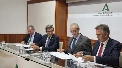Firma del acuerdo histórico entre ambas asociaciones en presencia del consejero de la Junta