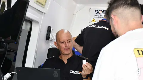 Hasta 25 sanroqueños han podido tramitar este lunes la documentación en esta unidad móvil