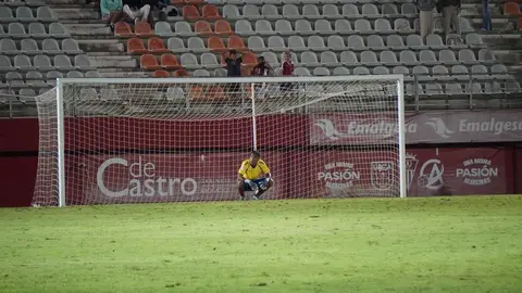 El jugador &Oacute;scar Castro acab&oacute; como portero y encajando el 2-3 definitivo