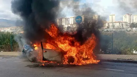 El coche termin&oacute; completamente calcinado, pero sin da&ntilde;os personales