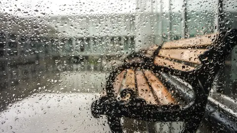 La lluvia y el viento impiden el uso de algunos espacios p&uacute;blicos