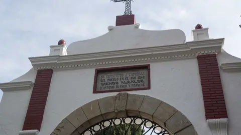 Familias y fieles rinden homenaje en el Cementerio Antiguo el 1 de noviembre_01