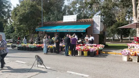 Familias y fieles rinden homenaje en el Cementerio Antiguo el 1 de noviembre_05