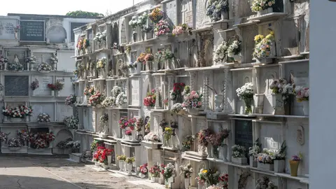 Familias y fieles rinden homenaje en el Cementerio Antiguo el 1 de noviembre_09