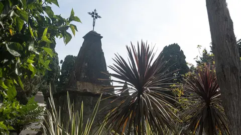 Familias y fieles rinden homenaje en el Cementerio Antiguo el 1 de noviembre_10