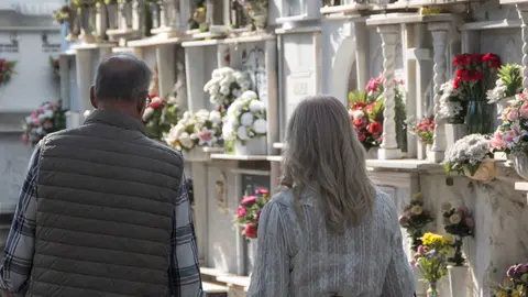 Familias y fieles rinden homenaje en el Cementerio Antiguo el 1 de noviembre_11