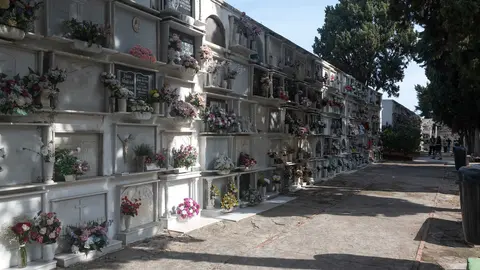 Familias y fieles rinden homenaje en el Cementerio Antiguo el 1 de noviembre_12
