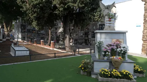 Familias y fieles rinden homenaje en el Cementerio Antiguo el 1 de noviembre_14