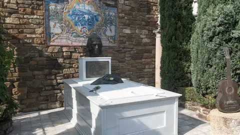 Familias y fieles rinden homenaje en el Cementerio Antiguo el 1 de noviembre_15