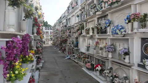 Familias y fieles rinden homenaje en el Cementerio Antiguo el 1 de noviembre_16