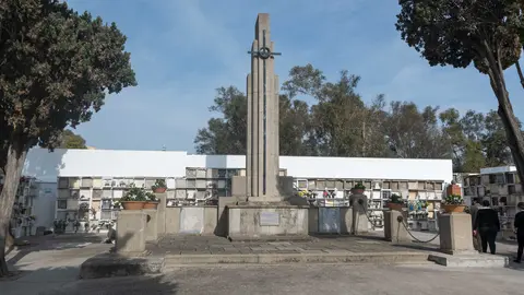 Familias y fieles rinden homenaje en el Cementerio Antiguo el 1 de noviembre_18