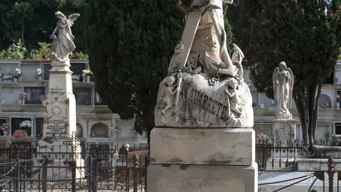 Familias y fieles rinden homenaje en el Cementerio Antiguo el 1 de noviembre_19