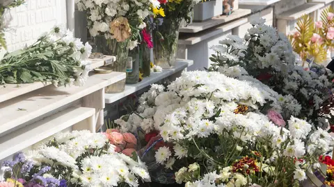 Familias y fieles rinden homenaje en el Cementerio Antiguo el 1 de noviembre_22
