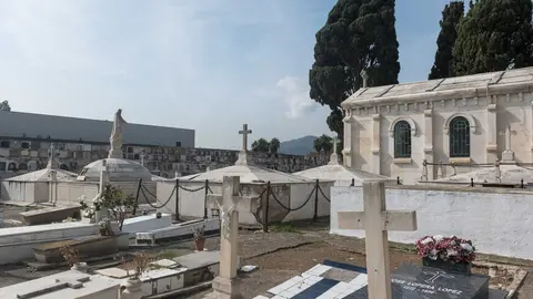 Familias y fieles rinden homenaje en el Cementerio Antiguo el 1 de noviembre_23