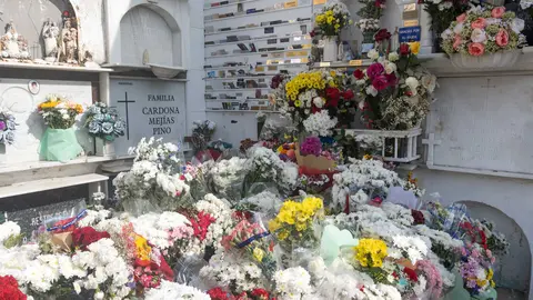 Familias y fieles rinden homenaje en el Cementerio Antiguo el 1 de noviembre_24