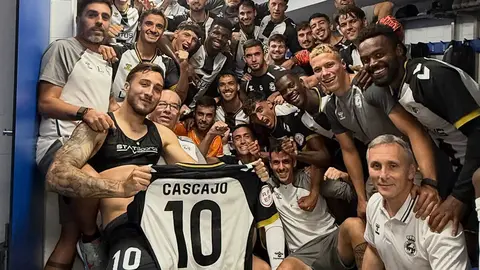 La plantilla celebra la importante victoria del equipo