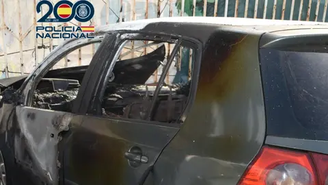 Estado en el que qued&oacute; el coche incendiado. Fotograf&iacute;a cedida por la Polic&iacute;a Nacional