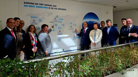 Delegaci&oacute;n filipina y responsables del Puerto de Algeciras durante su encuentro para fortalecer la cooperaci&oacute;n comercial