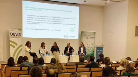 Participantes en la constituci&oacute;n de la Red EDIL Andaluc&iacute;a compartiendo experiencias sobre la gesti&oacute;n de fondos FEDER.