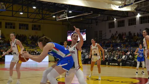 La Selecci&oacute;n Espa&ntilde;ola Femenina lucha con entrega y car&aacute;cter en cada posesi&oacute;n, demostrando orgullo y compromiso a pesar de un inicio dif&iacute;cil ante Italia