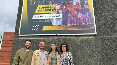 Los deportistas locales Ana Prieto y David Mendoza junto a sus murales inaugurados en el Pabell&oacute;n Samuel Aguilar y el Polideportivo San Rafael