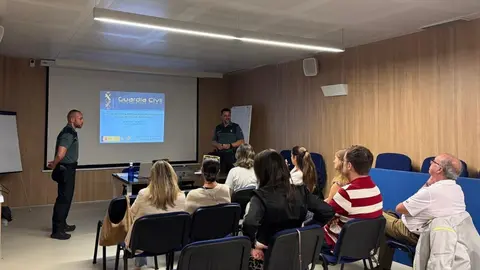 Profesionales sanitarios y farmac&eacute;uticos del Campo de Gibraltar participan en los talleres de prevenci&oacute;n de agresiones impartidos por la Guardia Civil, que combinan teor&iacute;a y pr&aacute;cticas simuladas de situaciones de conflicto.