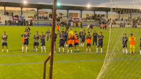 Equipo de la Balona aplaudiendo a la grada de animaci&oacute;n.